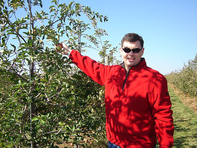 Louisiana boy picks Maryland apple